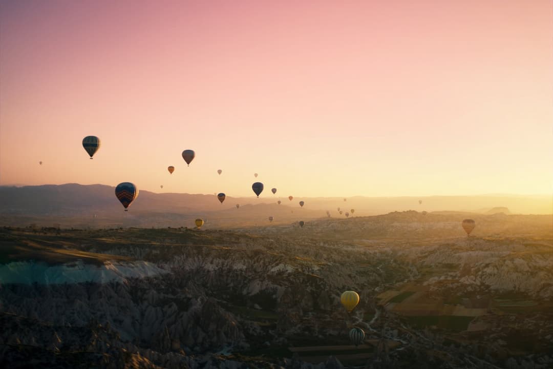Kapadokya'da gün doğumunda balonlar