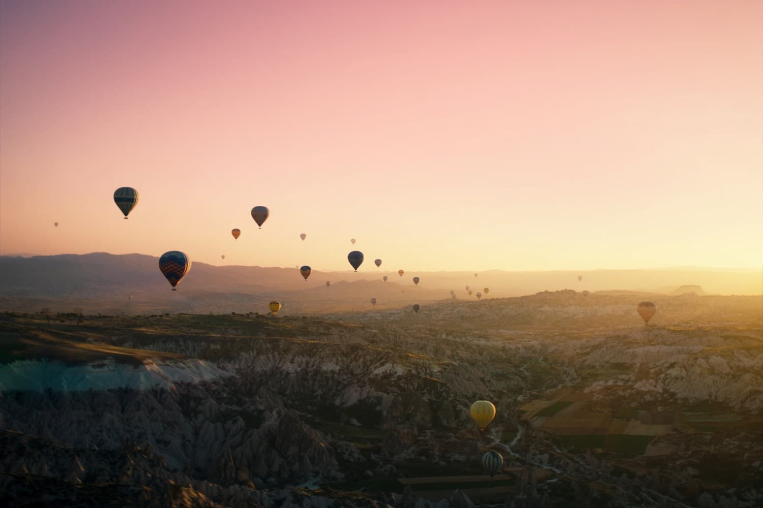 Kapadokya'da gün doğumunda balonlar